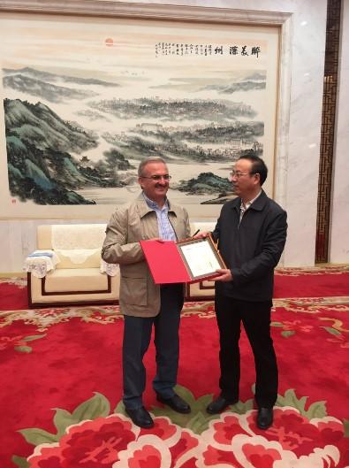 Vali Karaloğlu Çinli pozunu sildi