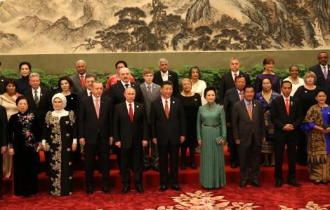 Aile pozunda Putin tek kaldı