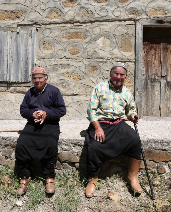 Aynı mahallede 12 kişi çift cinsiyetli