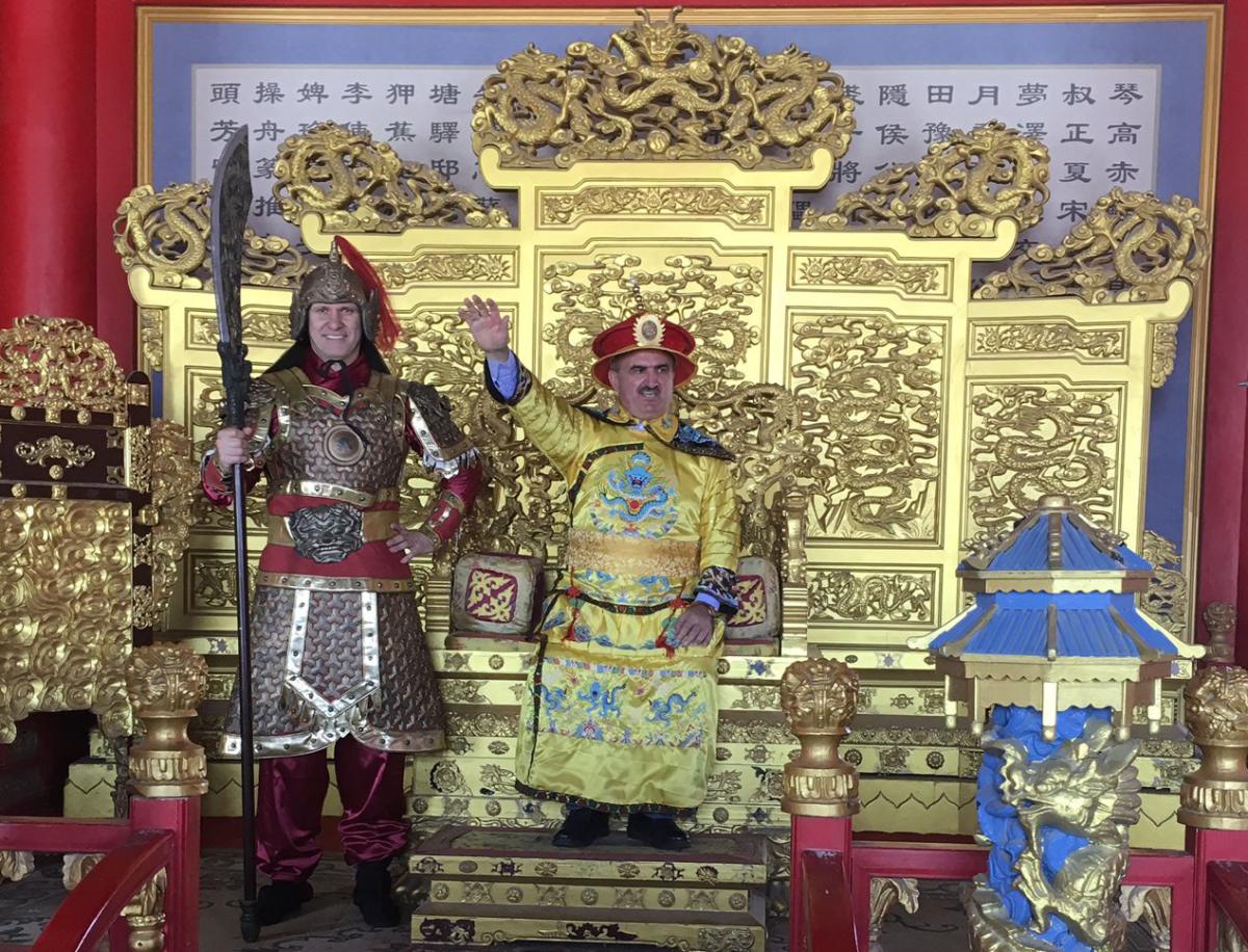 Vali Karaloğlu Çinli pozunu sildi