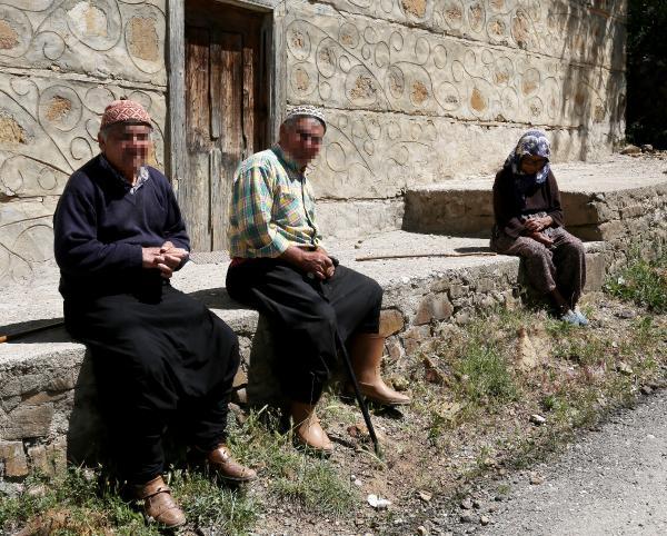 Aynı mahallede 12 kişi çift cinsiyetli