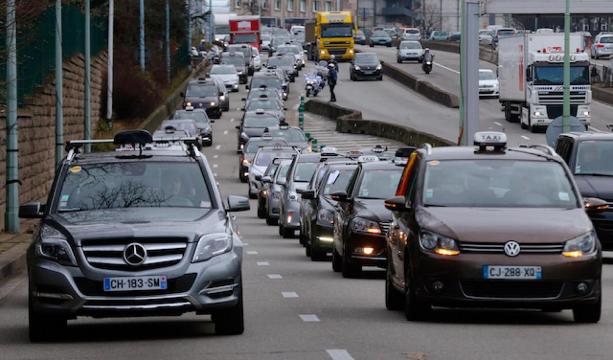 Paris’te taksicilerin 6 saatlik eylemi