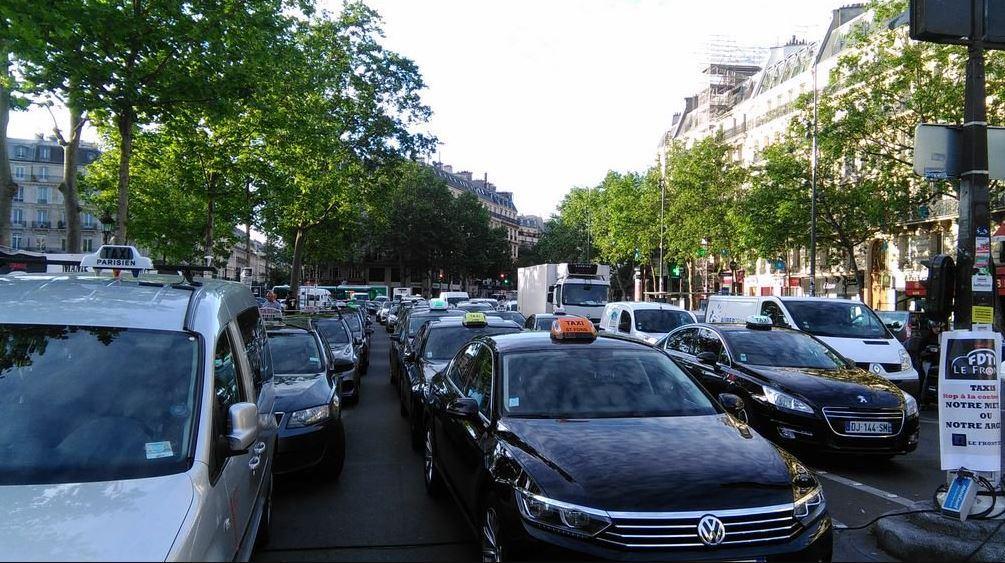 Paris’te taksicilerin 6 saatlik eylemi