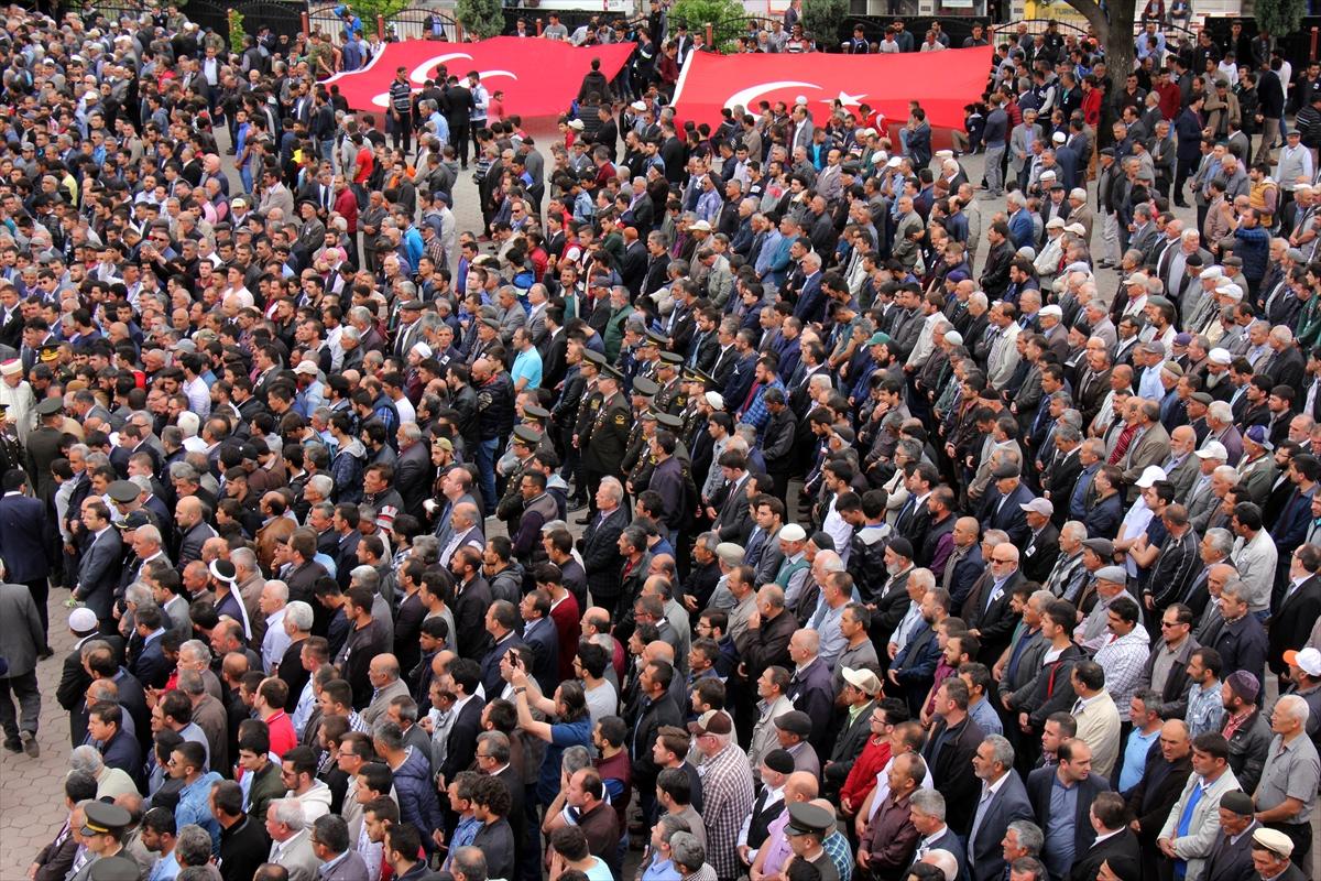 Şehit oğlunun cenaze namazını kıldıran babadan teröre tepki
