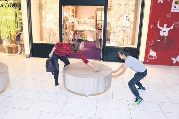 Demet Şener kovalamaca oynadı