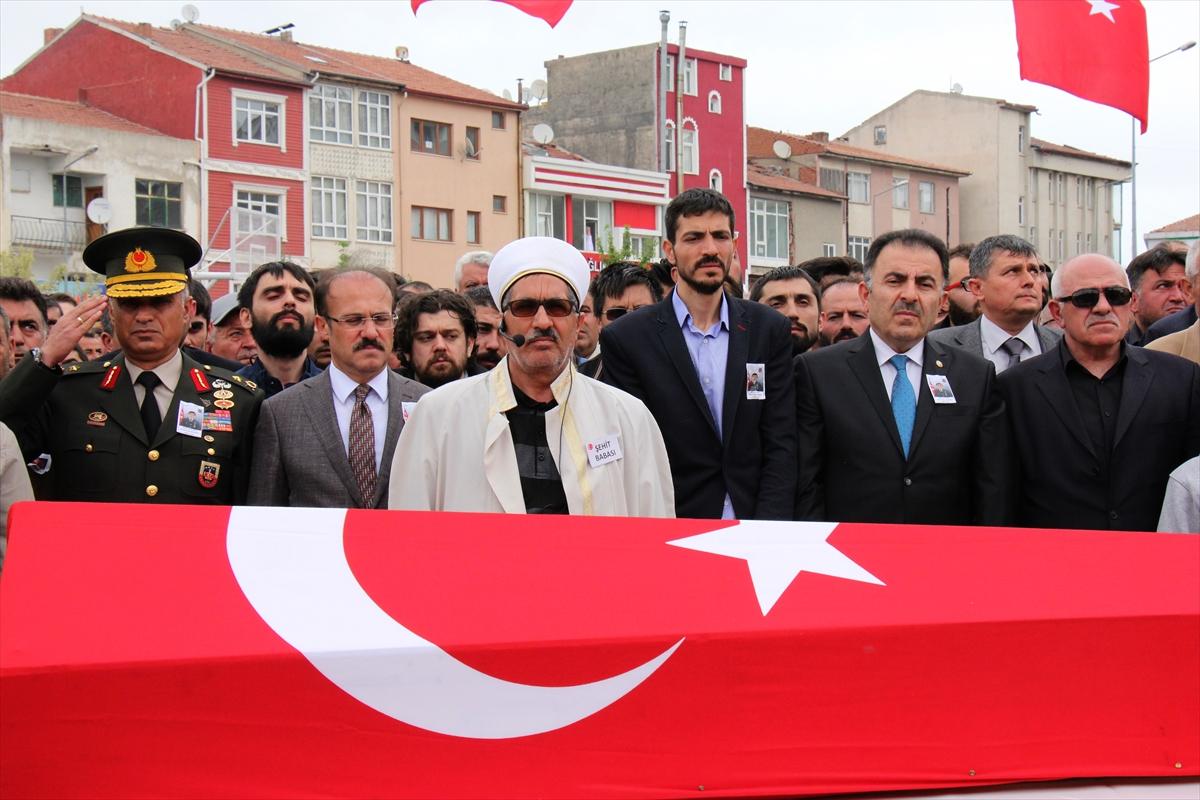 Şehit oğlunun cenaze namazını kıldıran babadan teröre tepki