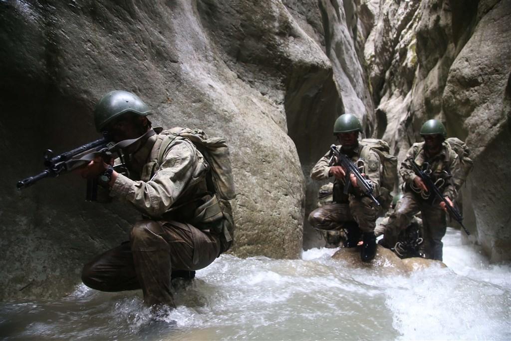 Komandoların zorlu askeri eğitimleri