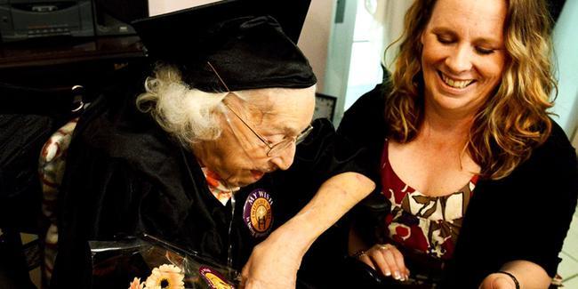 105 yaşında lise mezunu oldu