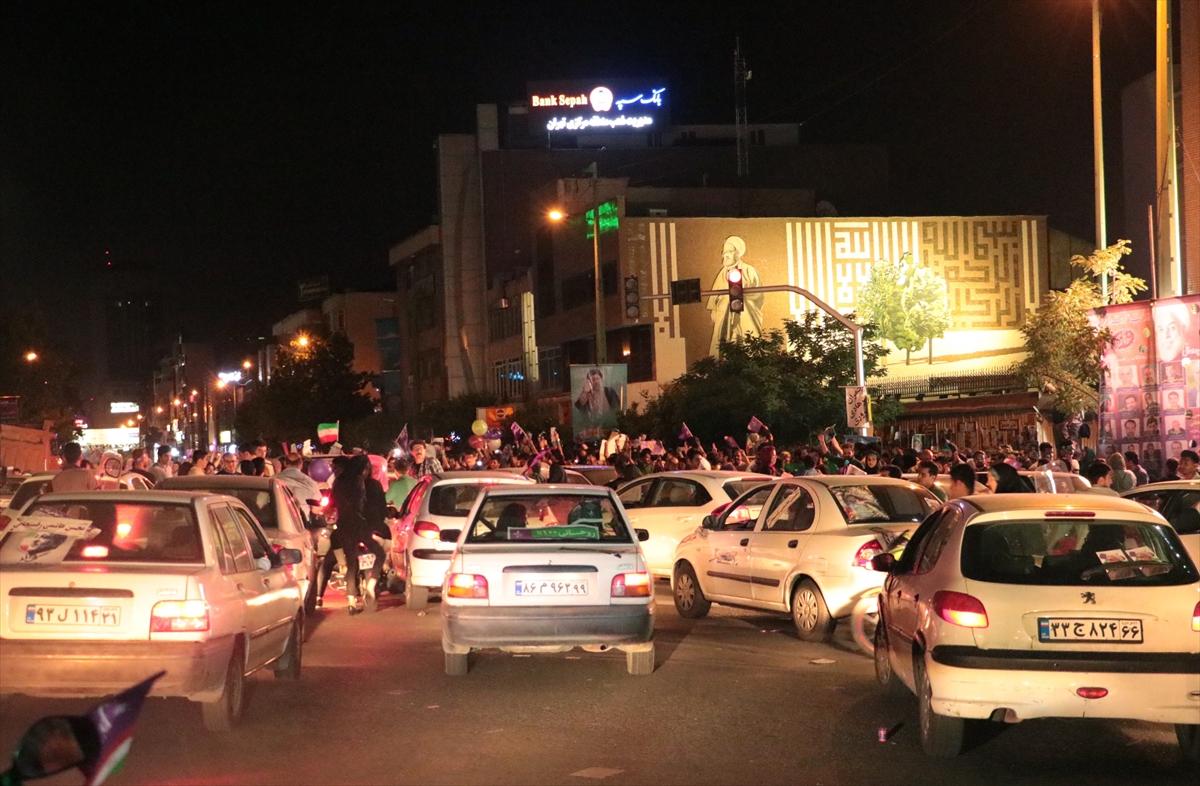 İran'da Ruhani ve Reisi taraftarları sokaklara döküldü