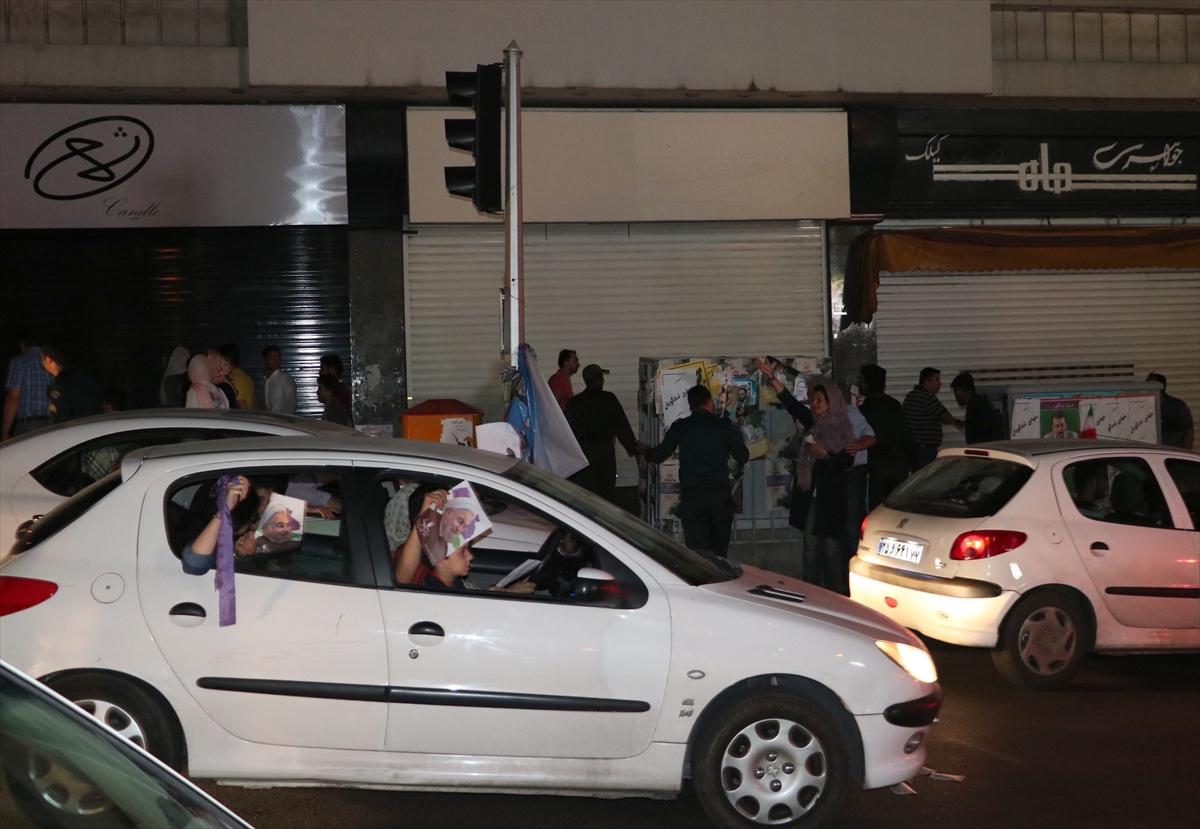 İran'da Ruhani ve Reisi taraftarları sokaklara döküldü