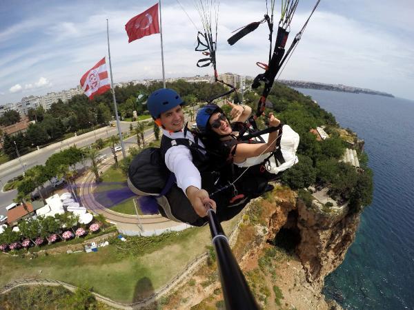 Gelin ve damat mutluluğa uçtu