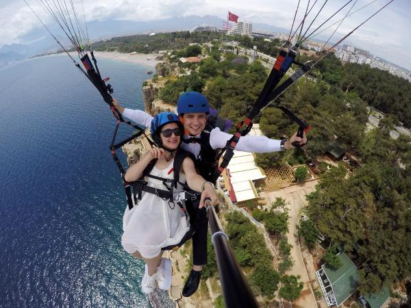 Gelin ve damat mutluluğa uçtu