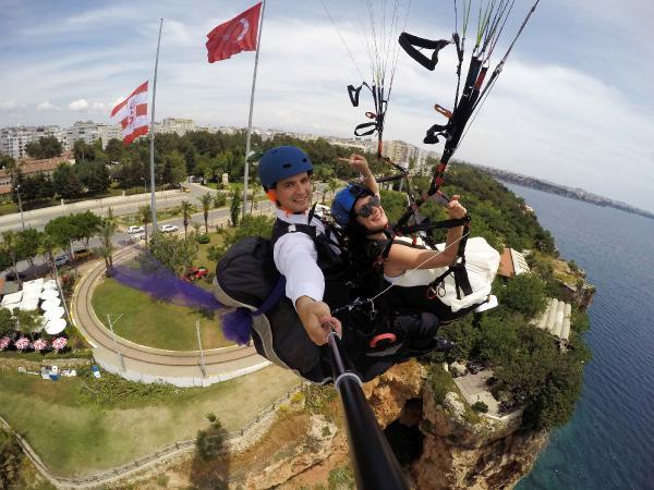 Gelin ve damat mutluluğa uçtu