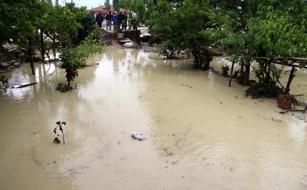 Burdur'da sağanak sele neden oldu