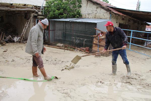 Burdur'da sağanak sele neden oldu