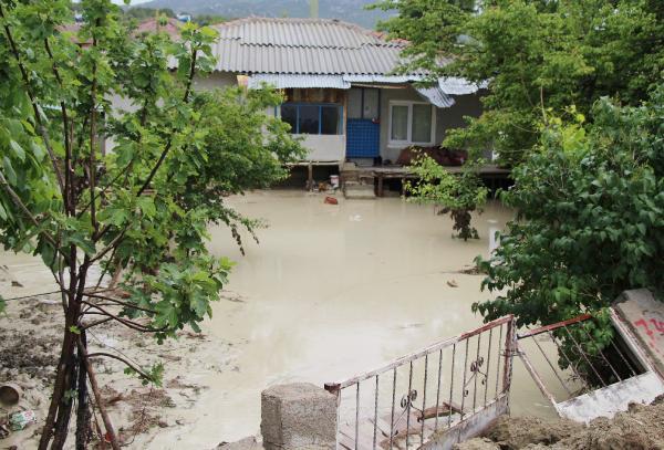 Burdur'da sağanak sele neden oldu