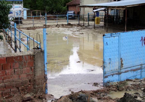 Burdur'da sağanak sele neden oldu