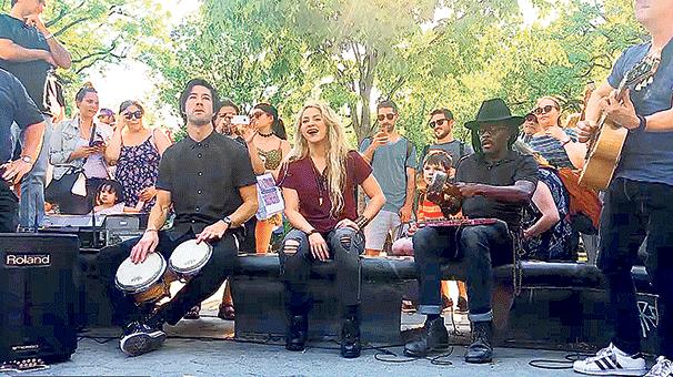 Shakira’dan parkta konser