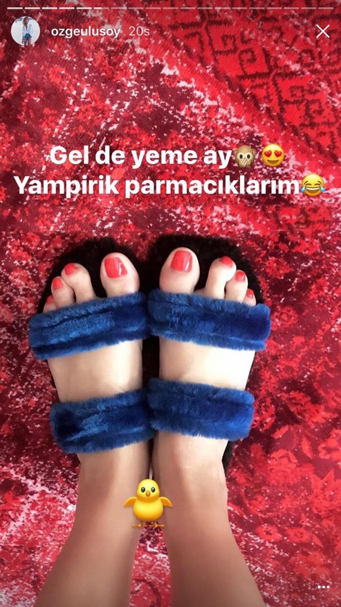 Özge Ulusoy ayaklarını paylaştı