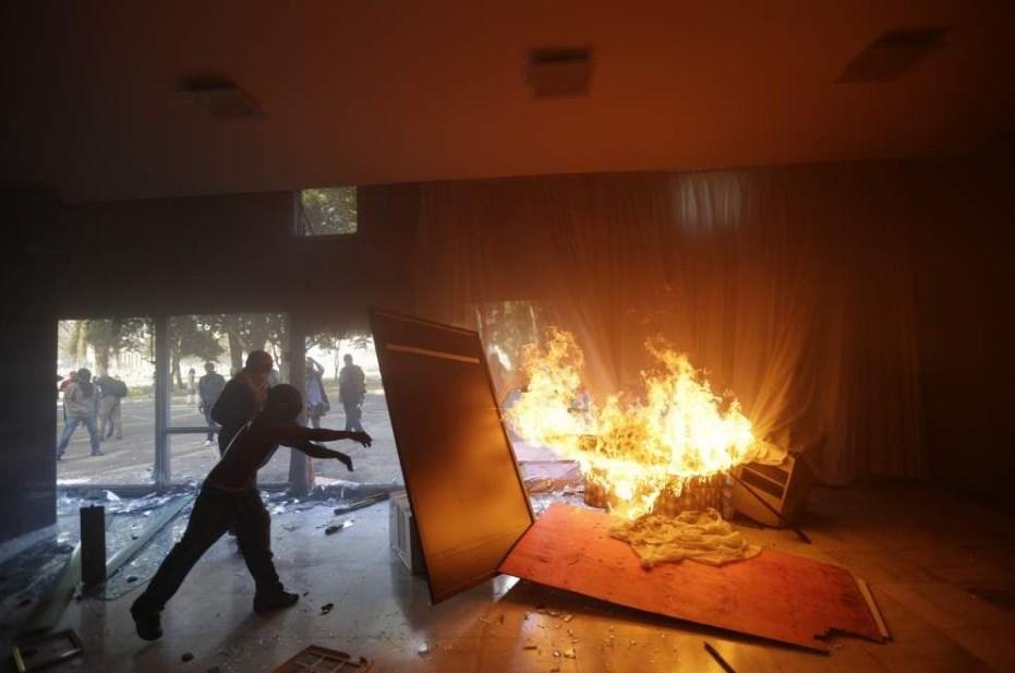 Brezilya’da iki bakanlık ateşe verildi