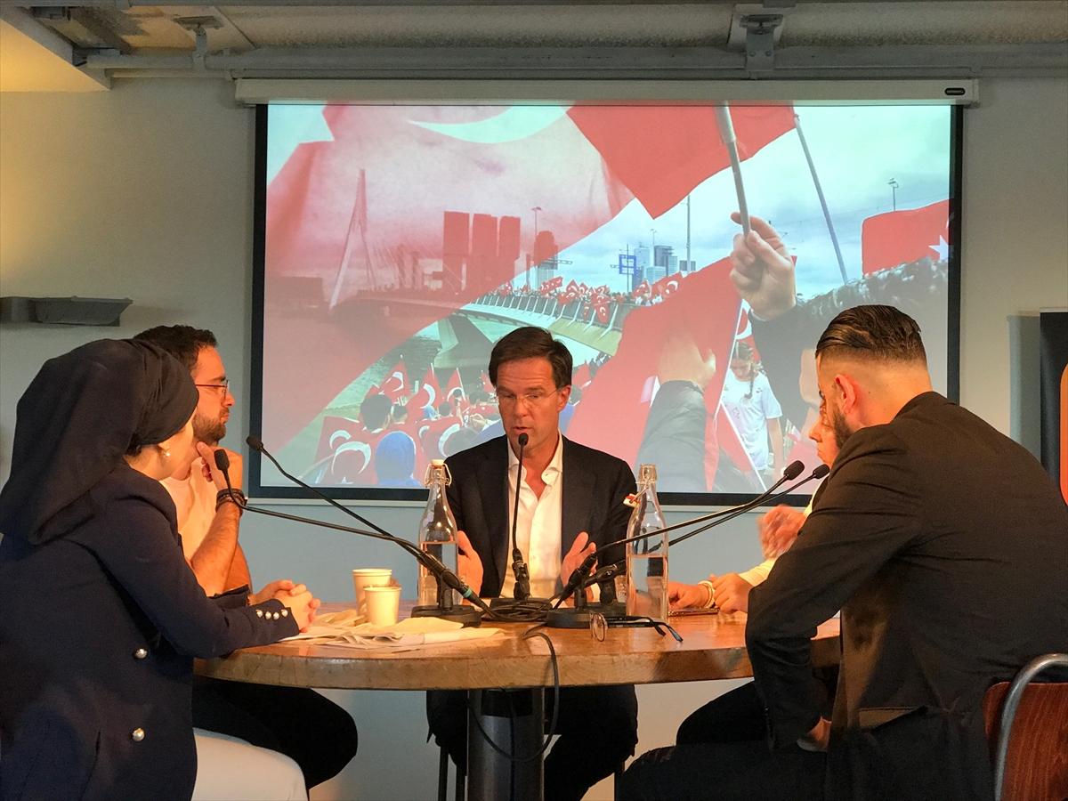 Hollanda Başbakanı Rutte Türk gençlerle tartıştı