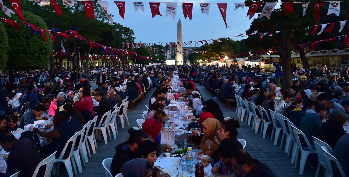 Sultanahmet'te 30 bin kişilik iftar