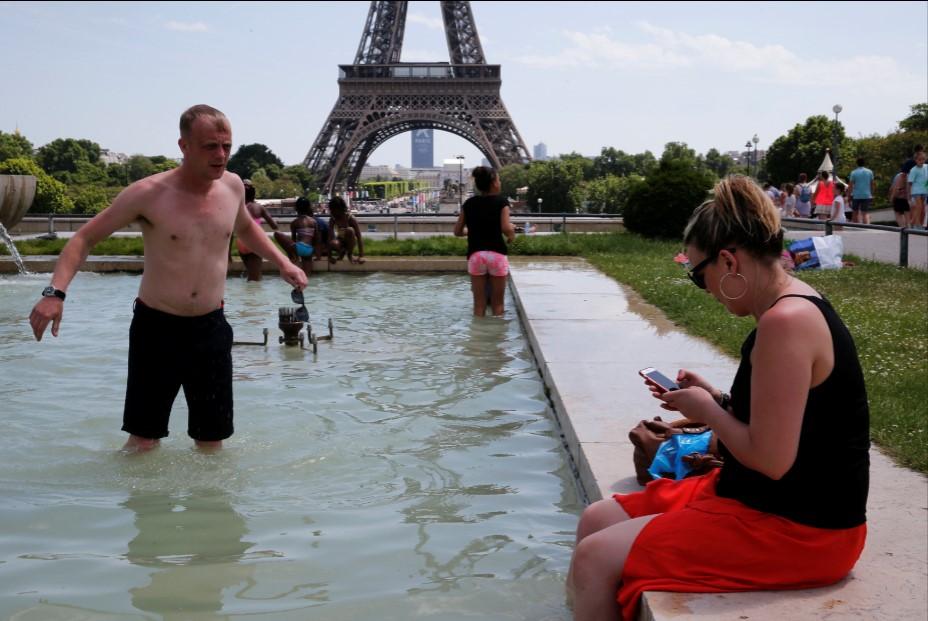 Fransızlar çeşmede serinledi