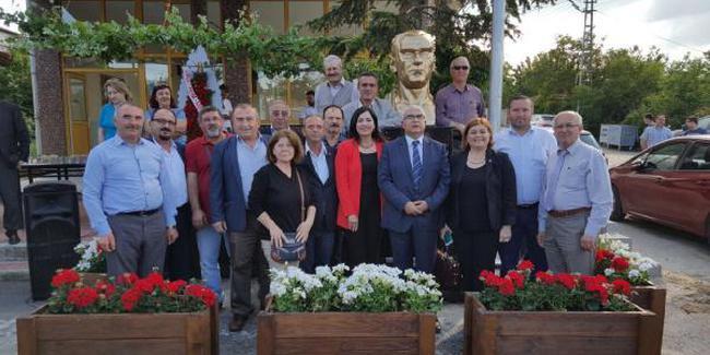 Atatürk büstü için para topladılar