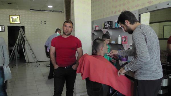 Kuşunu yanından ayırmadı, ilgi odağı oldu