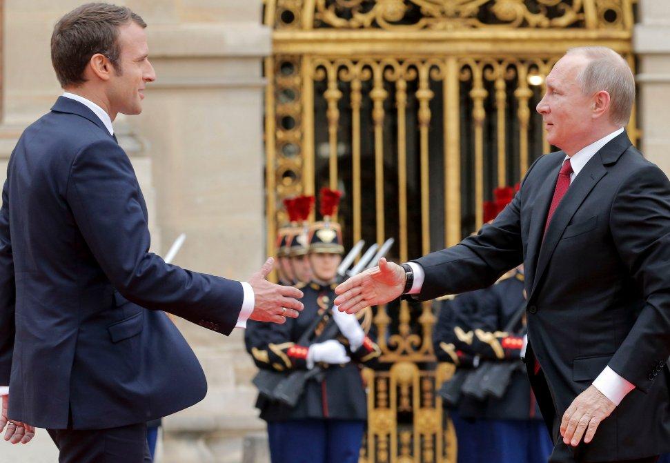 Putin ve Macron bir araya geldi