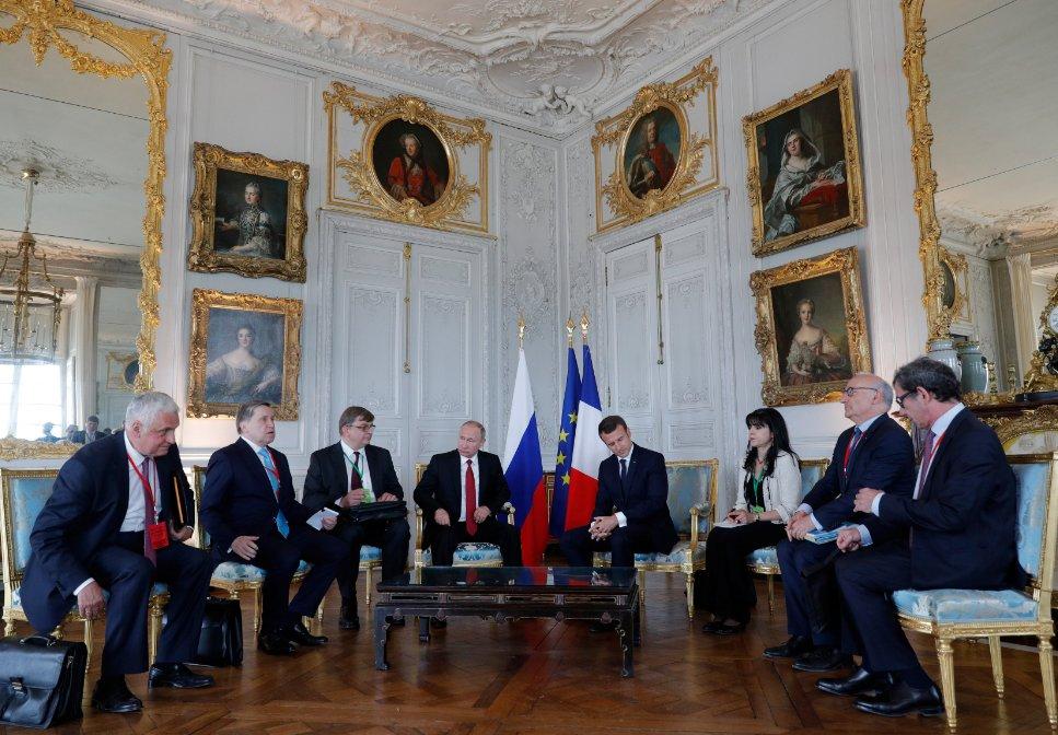 Putin ve Macron bir araya geldi