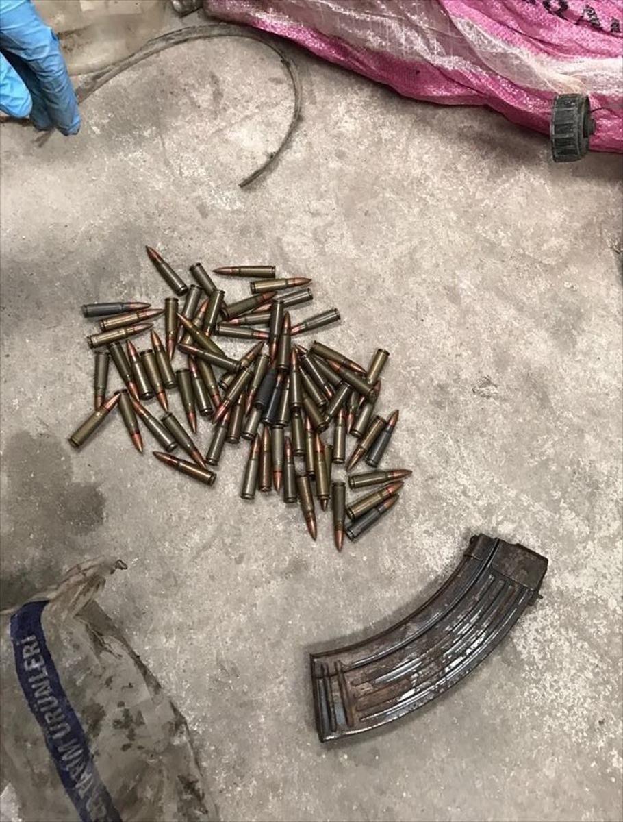 Adana'da silah ve dinamit lokumu ele geçirildi