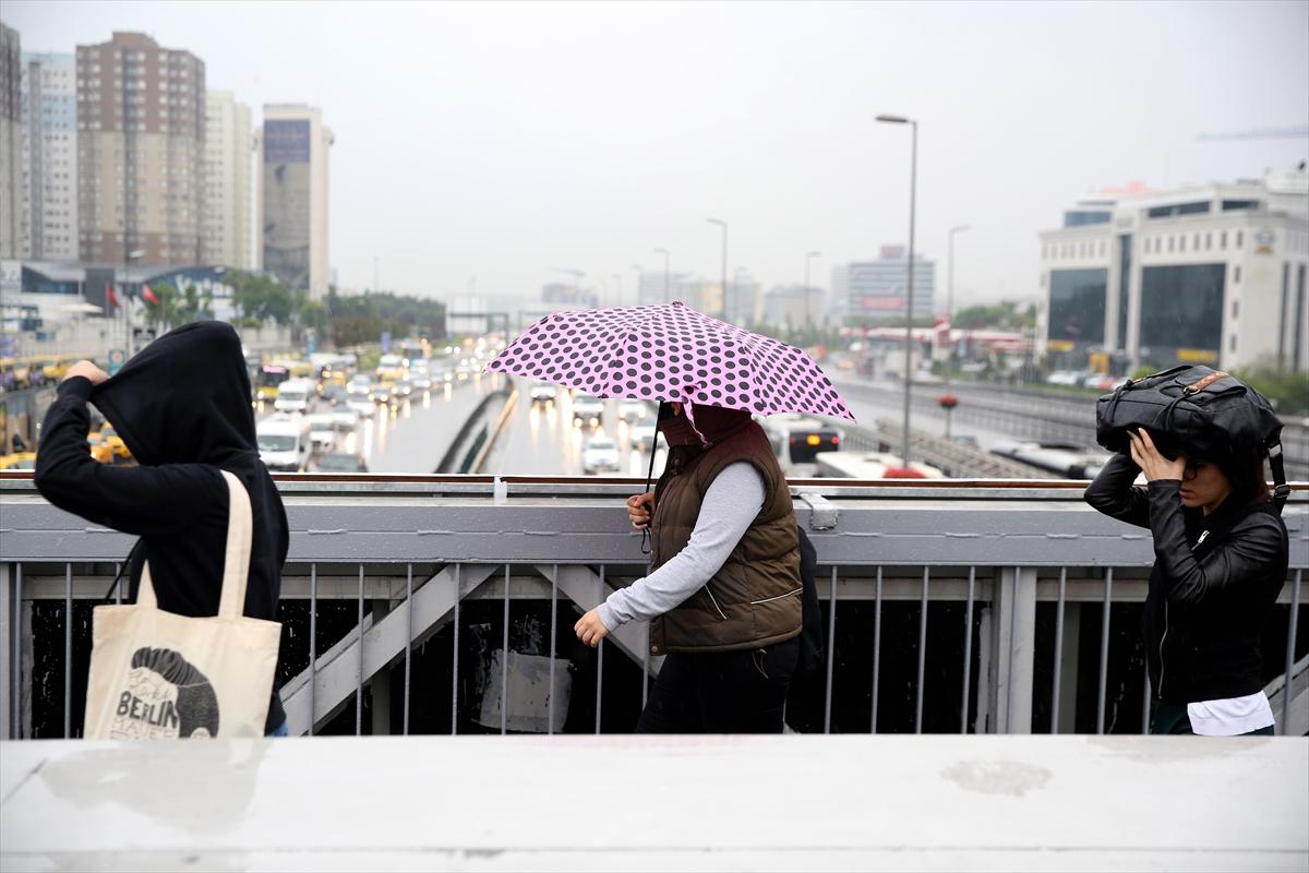 İstanbul güne yağışla uyandı
