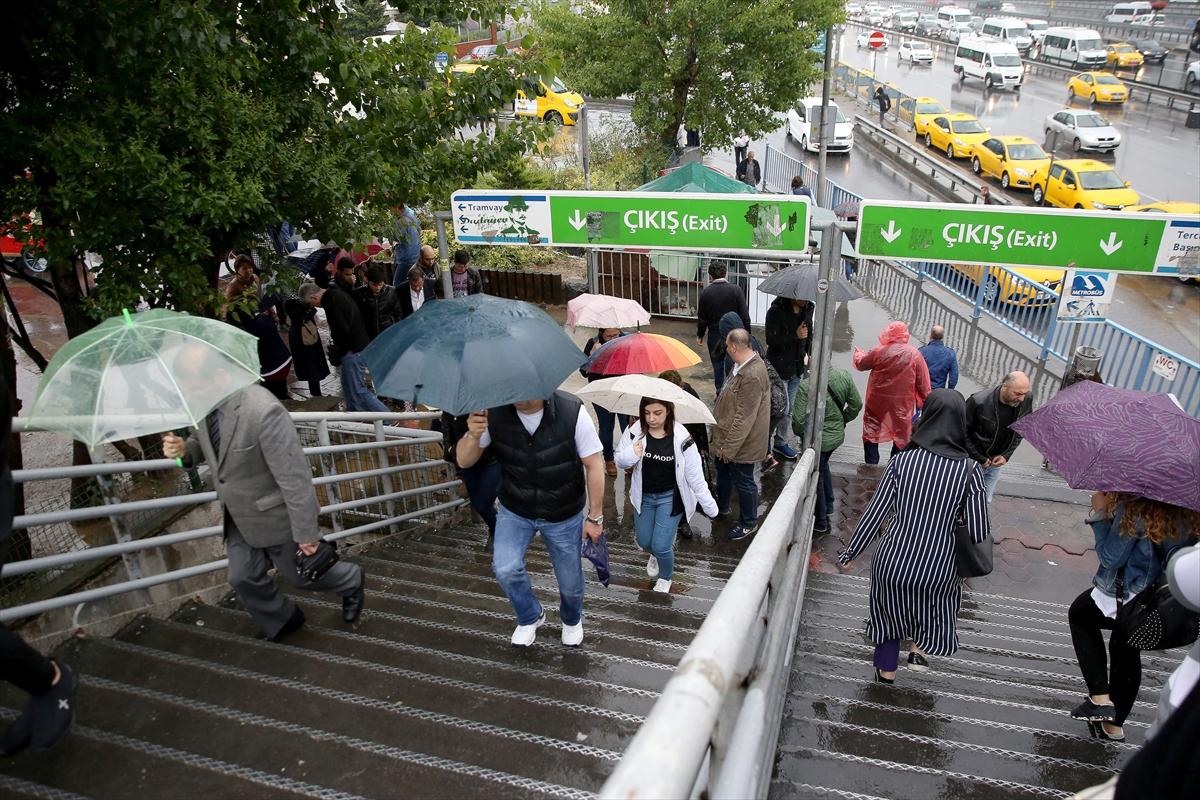 İstanbul güne yağışla uyandı