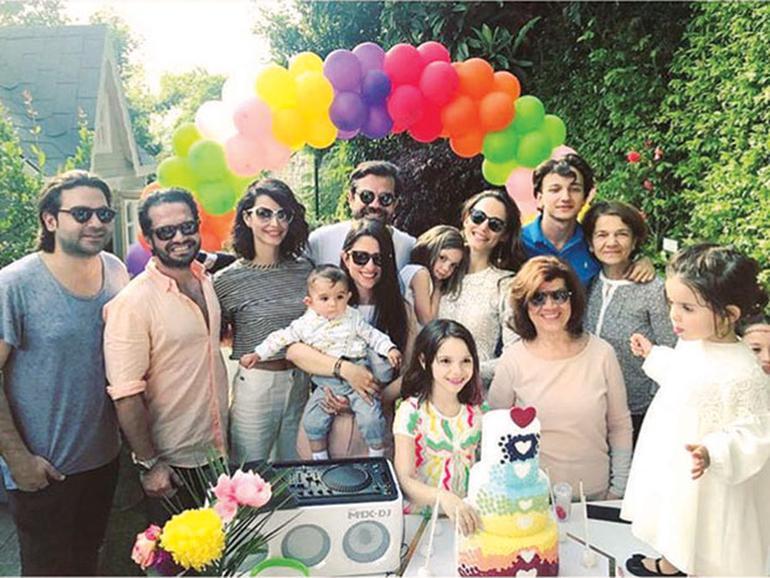 Beren Saat Doğulu Ailesi ile bir arada