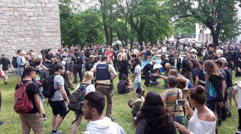 Alman polisi Afgan öğrenciyi okuldan aldı ortalık karıştı