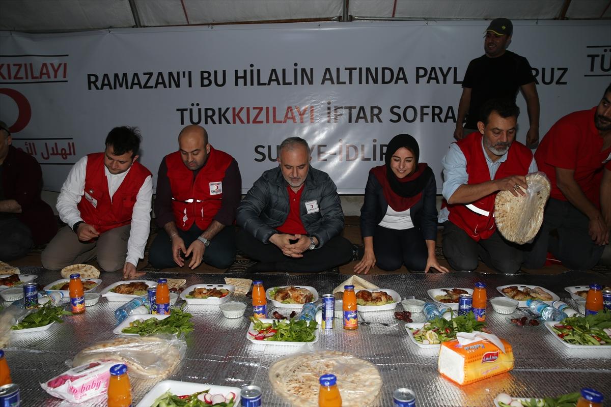 Türk Kızılayı Başkanı Kınık iftarını İdlib'de yaptı