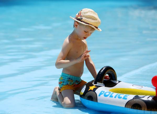 Antalya'da havalar ısındı, havuzlar doldu