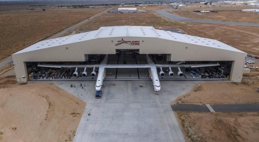 Dünyanın en büyük uçağı hangardan çıkarıldı