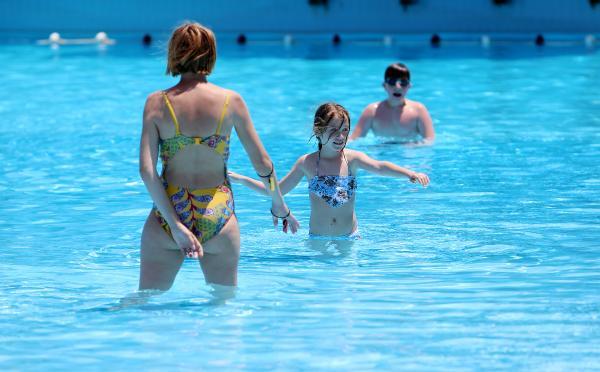 Antalya'da havalar ısındı, havuzlar doldu