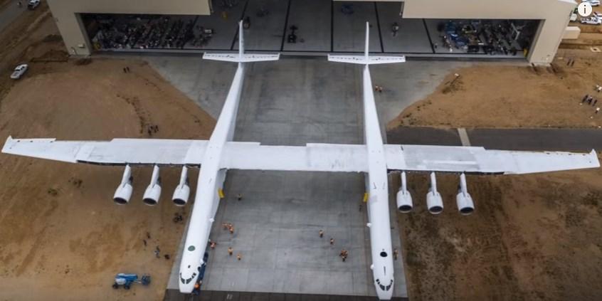 Dünyanın en büyük uçağı hangardan çıkarıldı