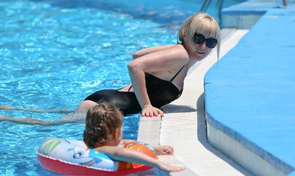 Antalya'da havalar ısındı, havuzlar doldu