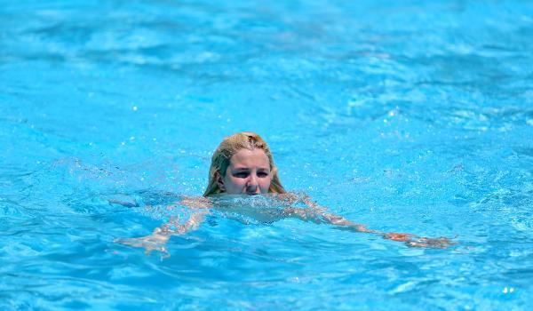 Antalya'da havalar ısındı, havuzlar doldu