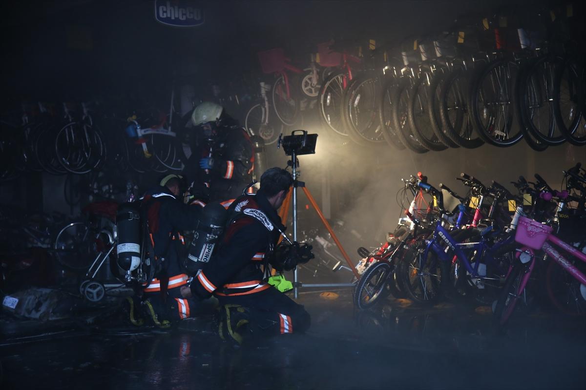 Bisikletçiler Çarşısı'nda yangın çıktı