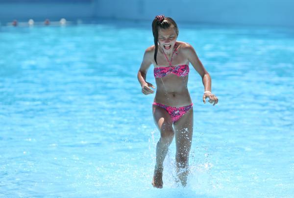 Antalya'da havalar ısındı, havuzlar doldu