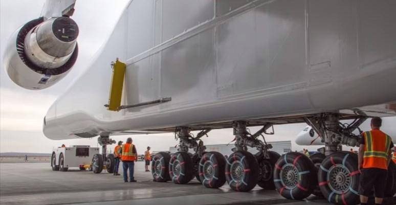 Dünyanın en büyük uçağı hangardan çıkarıldı