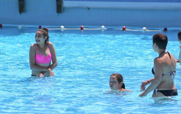 Antalya'da havalar ısındı, havuzlar doldu