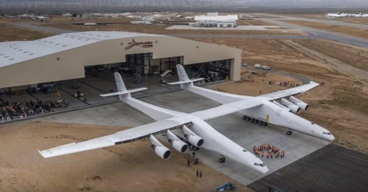 Dünyanın en büyük uçağı hangardan çıkarıldı