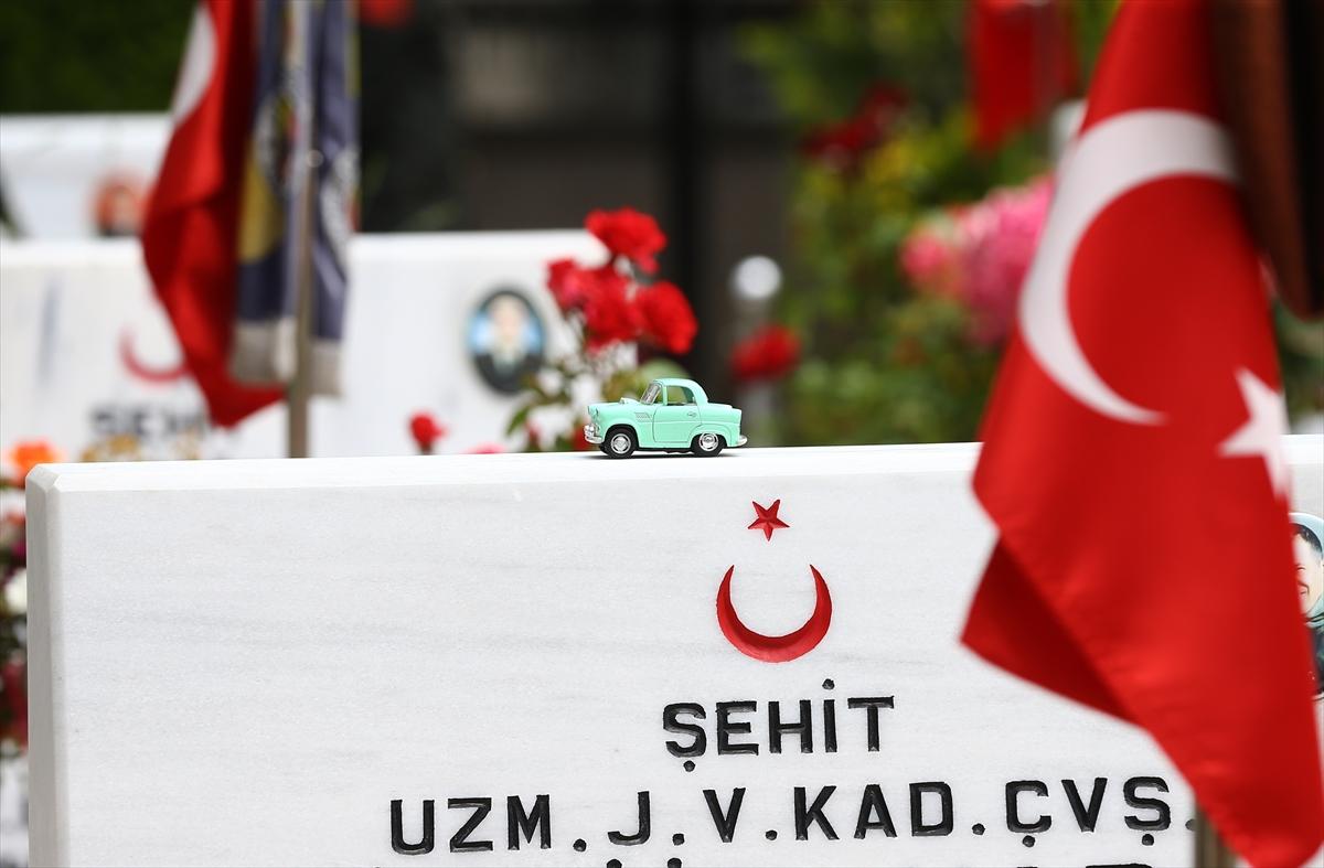 Şehitlikte yürek burkan eşyalar