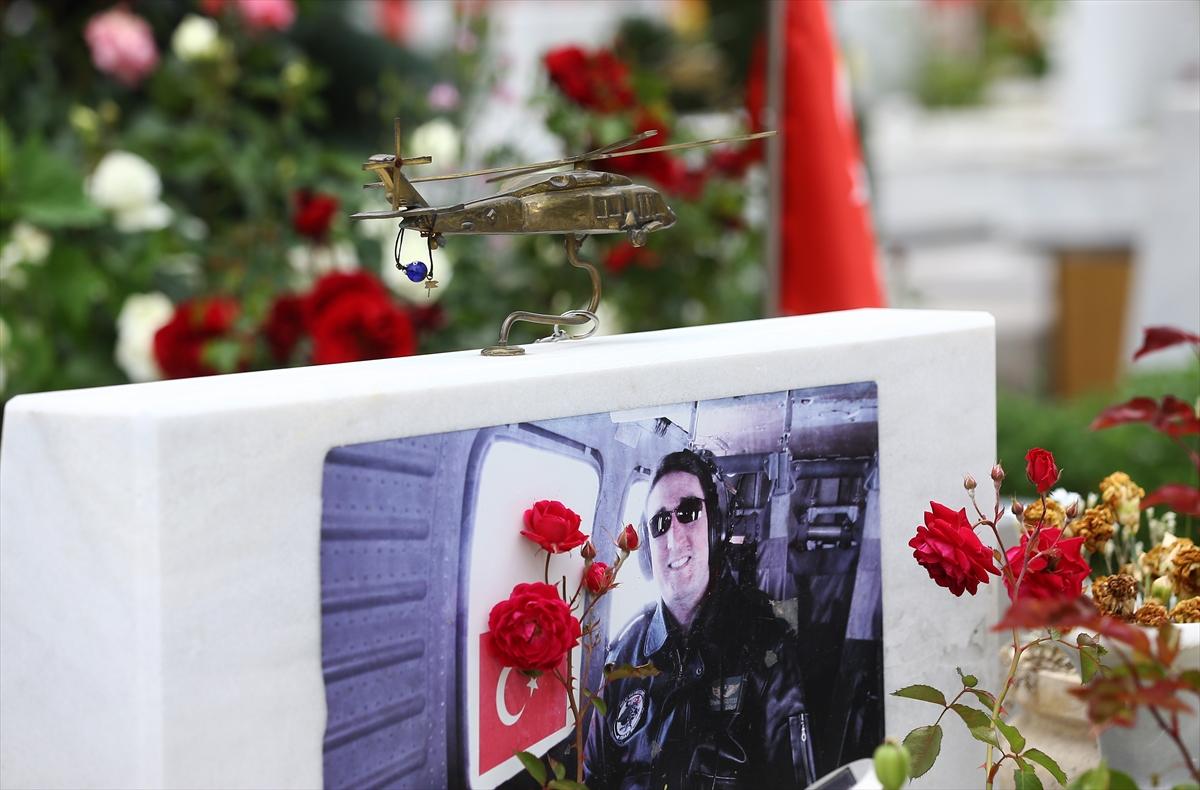 Şehitlikte yürek burkan eşyalar
